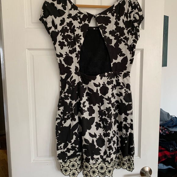 Pockets!Modcloth Black&white openback floral dress - Picture 2 of 8